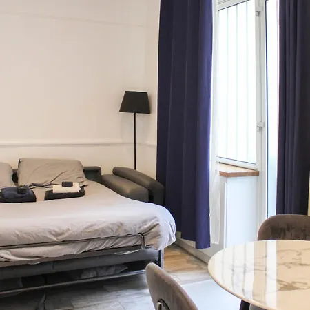 Near The Eiffel Tower Παρίσι