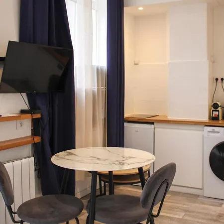 Near The Eiffel Tower * פריז