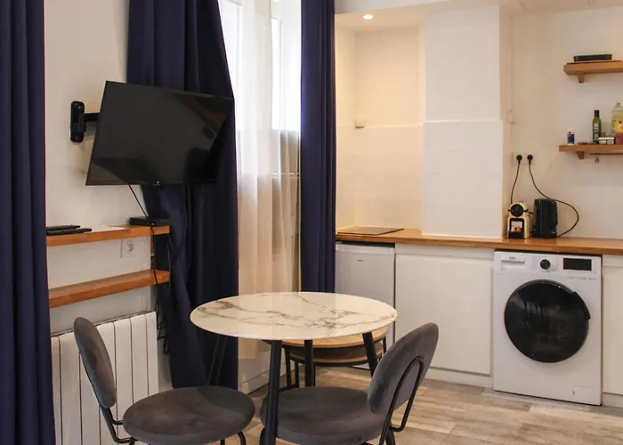 Near The Eiffel Tower * Paris